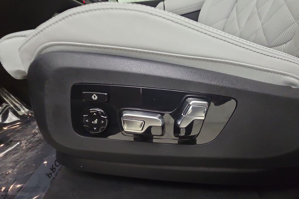 Vehicle image 13 of 31