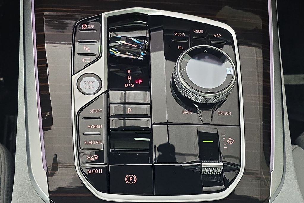Vehicle image 21 of 31