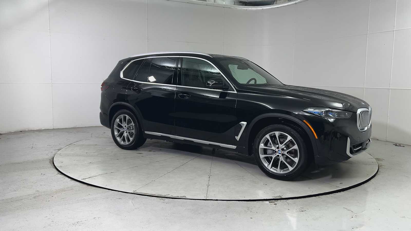 2026 BMW X5 xDrive50e Image 3 of 26