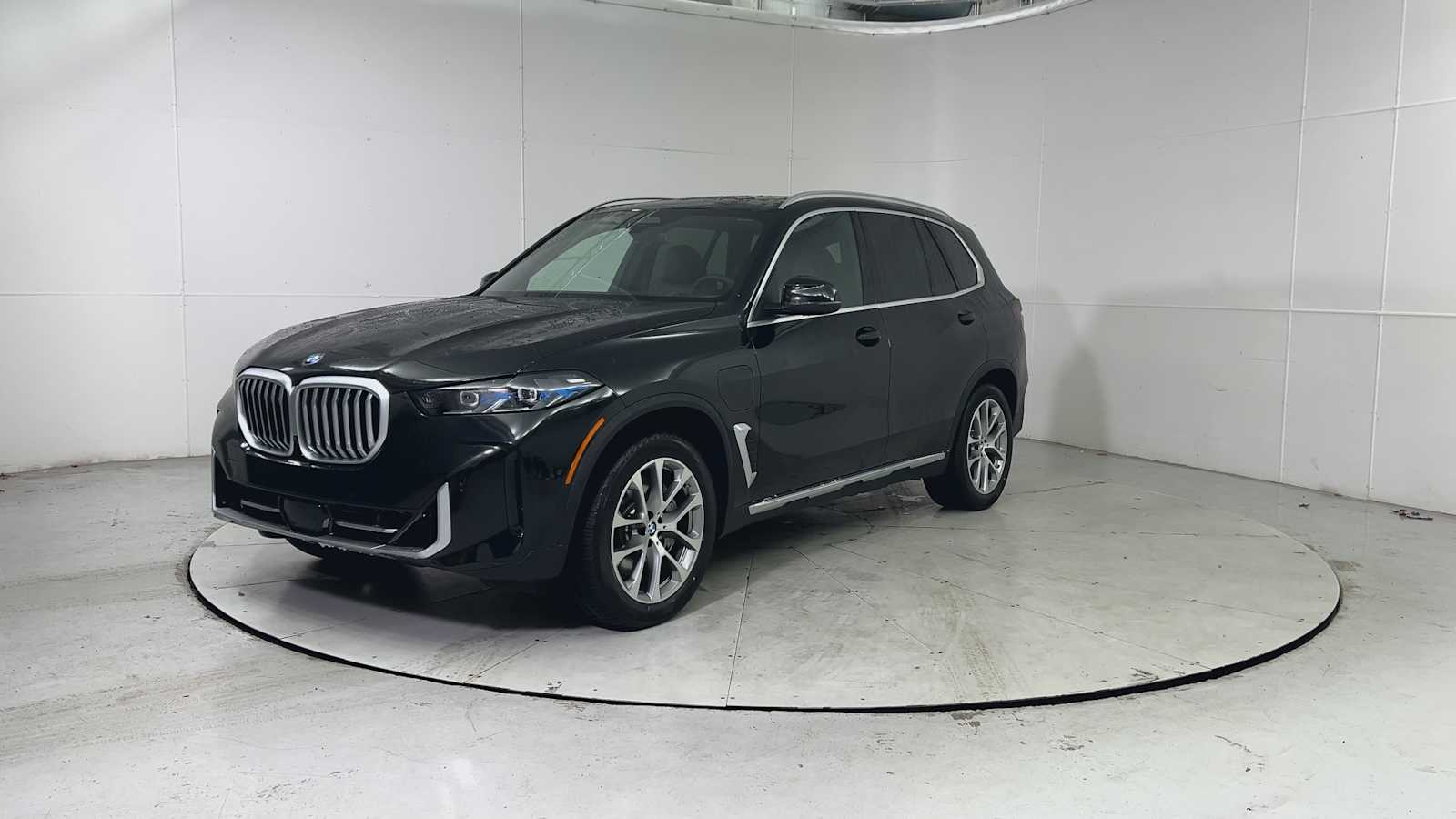 2026 BMW X5 xDrive50e Image 2 of 26
