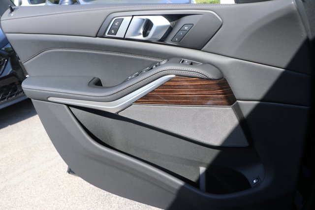 Vehicle image 25 of 38