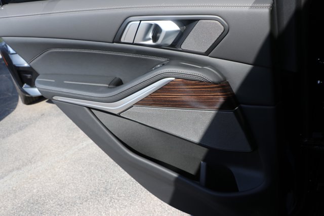 Vehicle image 32 of 38