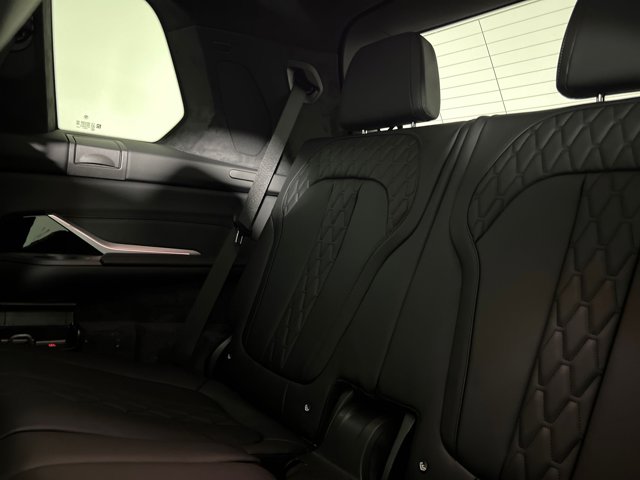 2026 BMW X7 M60i Image 11 of 38
