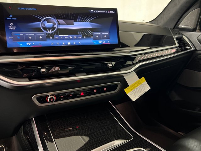 2026 BMW X7 M60i Image 25 of 38