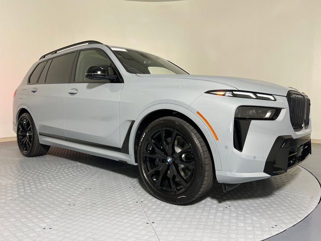 2026 BMW X7 M60i Image 3 of 38