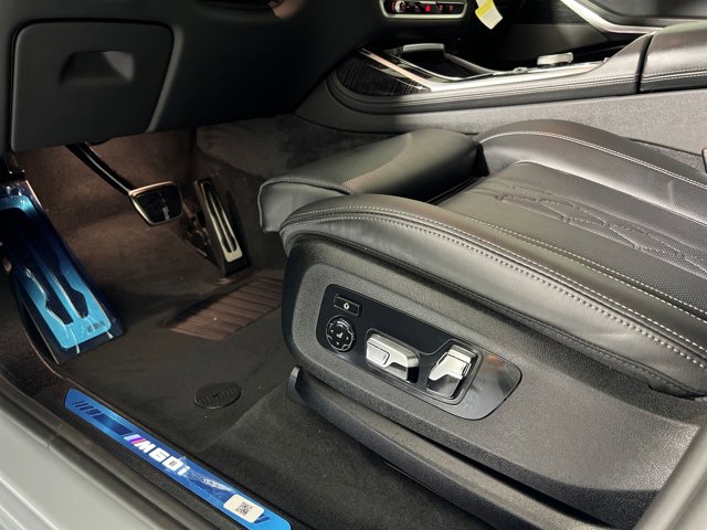 2026 BMW X7 M60i Image 30 of 38