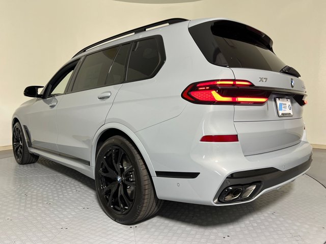 2026 BMW X7 M60i Image 7 of 38