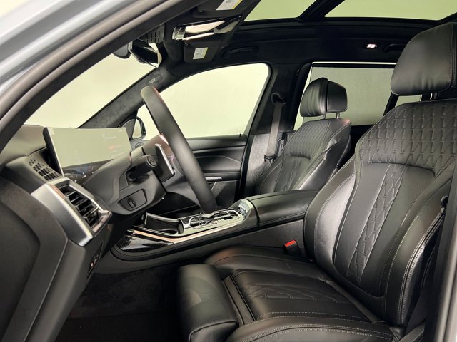 2026 BMW X7 M60i Image 16 of 38