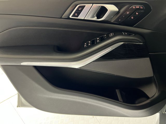 2026 BMW X7 M60i Image 27 of 38