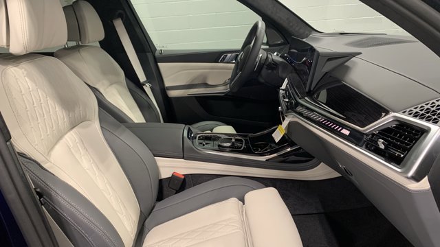 2026 BMW X7 M60i Image 13 of 31