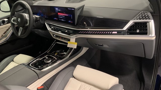 2026 BMW X7 M60i Image 14 of 31