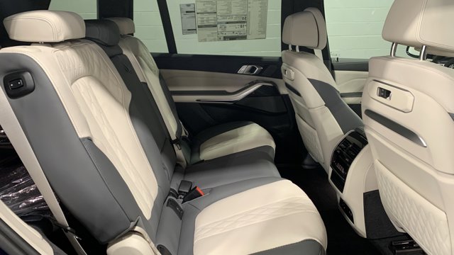 2026 BMW X7 M60i Image 10 of 31