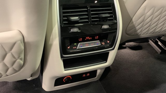 2026 BMW X7 M60i Image 25 of 31