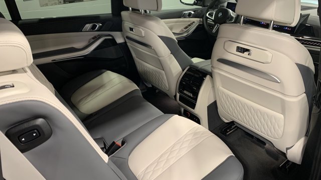 2026 BMW X7 M60i Image 12 of 31
