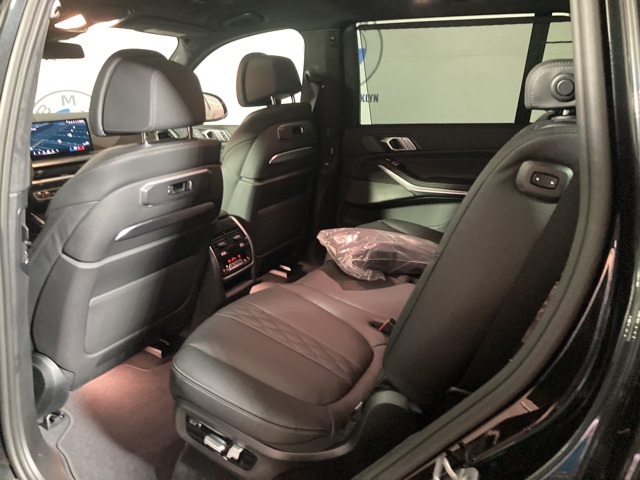 Vehicle image 25 of 40