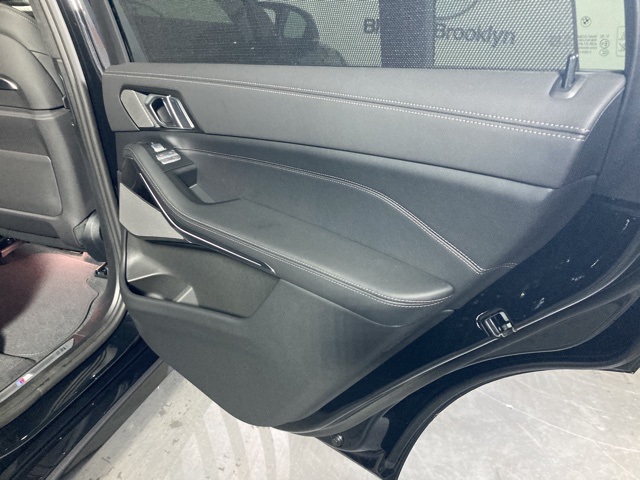 Vehicle image 33 of 40