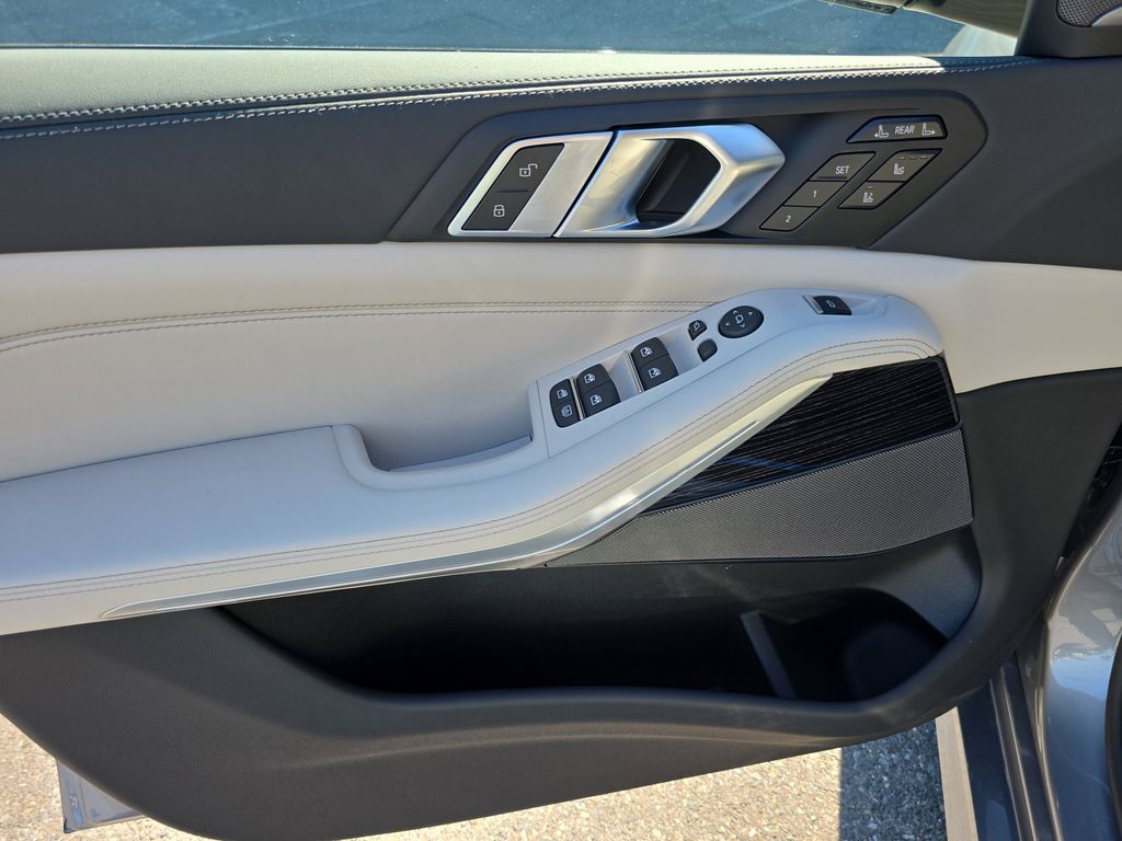 2026 BMW X7 M60i Image 17 of 20