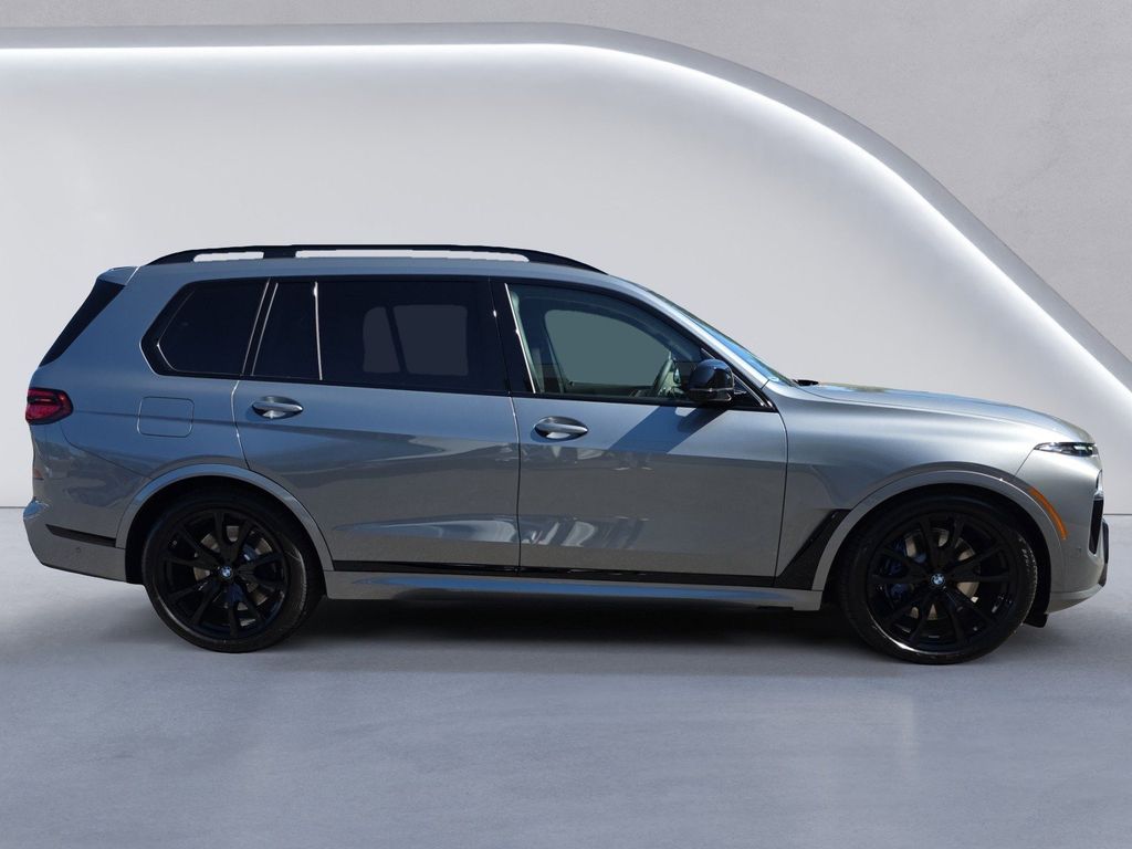 2026 BMW X7 M60i Image 4 of 20