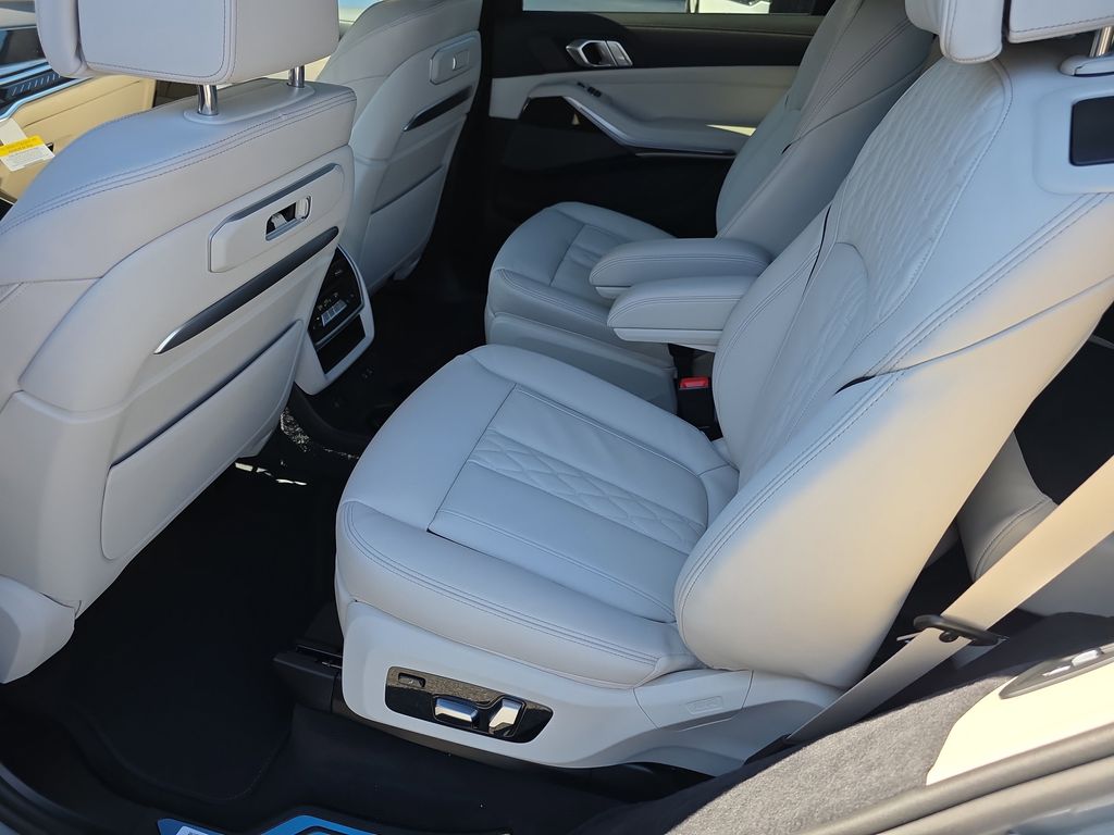 2026 BMW X7 M60i Image 8 of 20