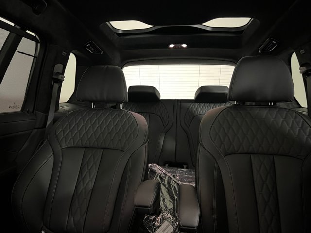 2026 BMW X7 M60i Image 11 of 37