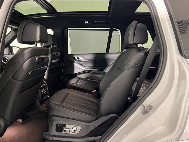 2026 BMW X7 M60i Image 13 of 37