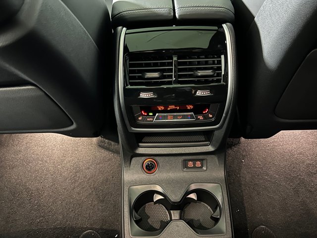 2026 BMW X7 M60i Image 28 of 37