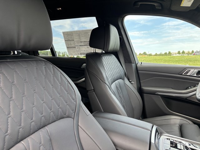 2026 BMW X7 M60i Image 14 of 37