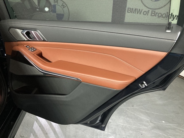 Vehicle image 33 of 40