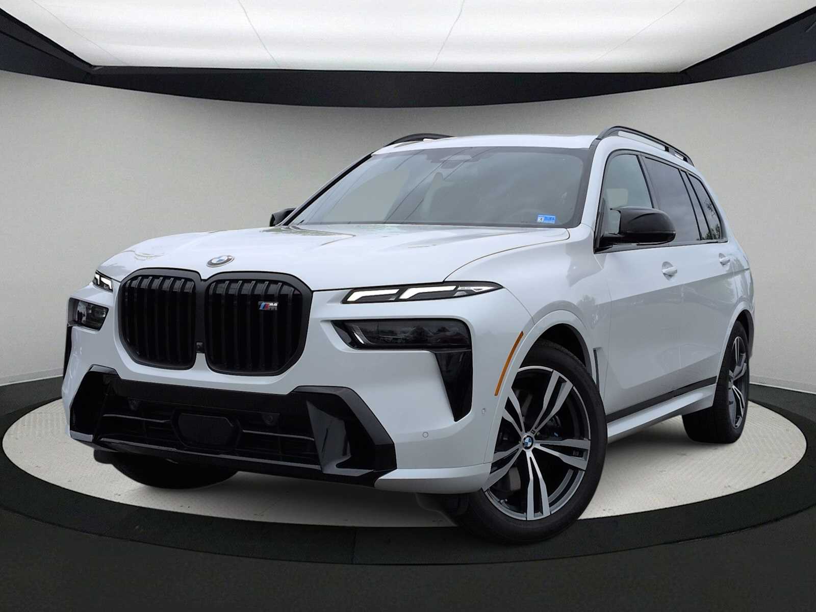 2026 BMW X7 M60i Image 2 of 39