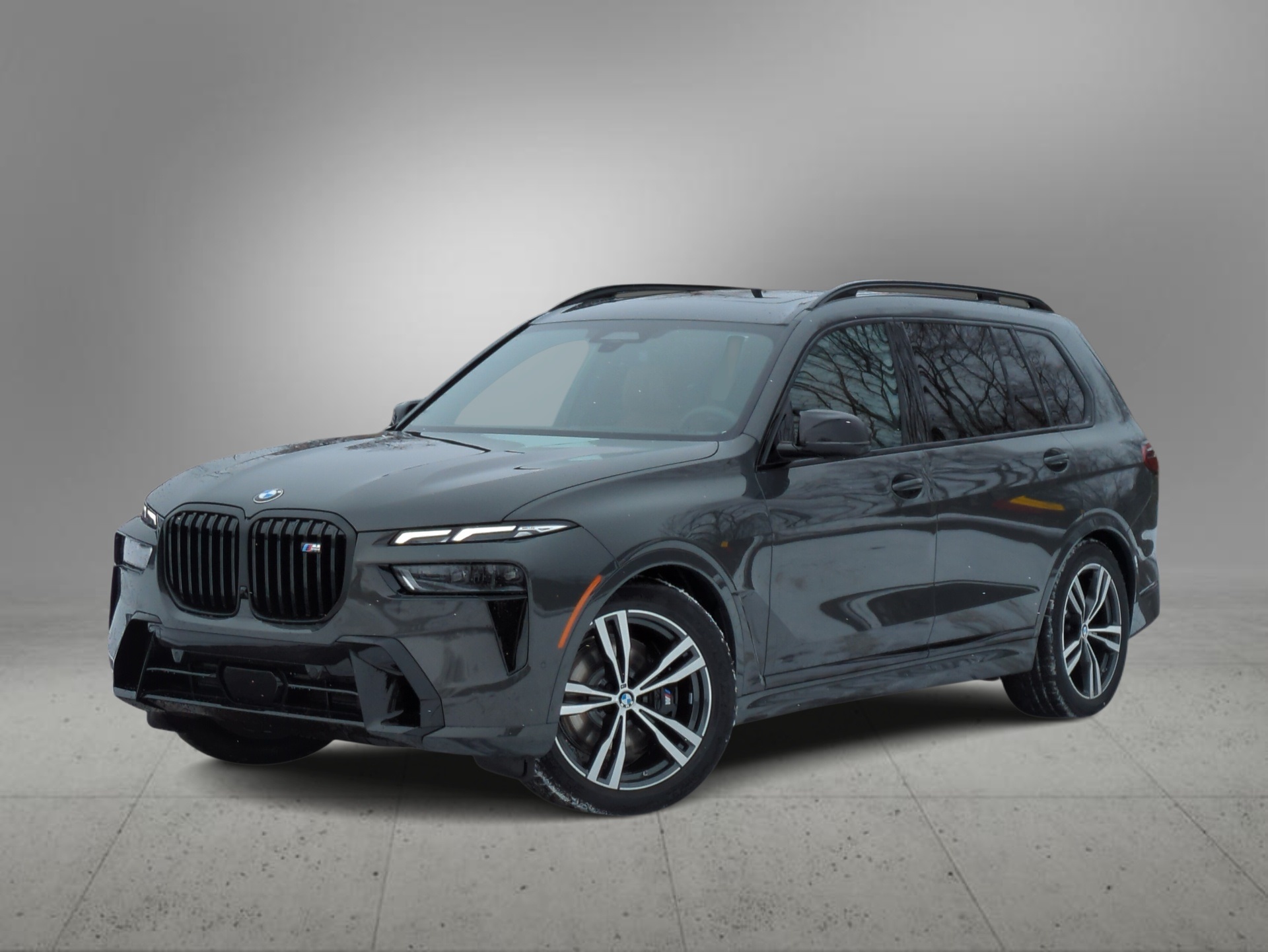 2026 BMW X7 M60i Image 2 of 37