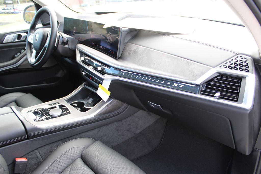 2026 BMW X7 xDrive40i Image 28 of 56