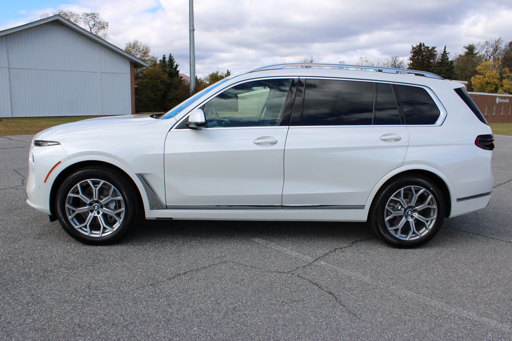 2026 BMW X7 xDrive40i Image 10 of 56
