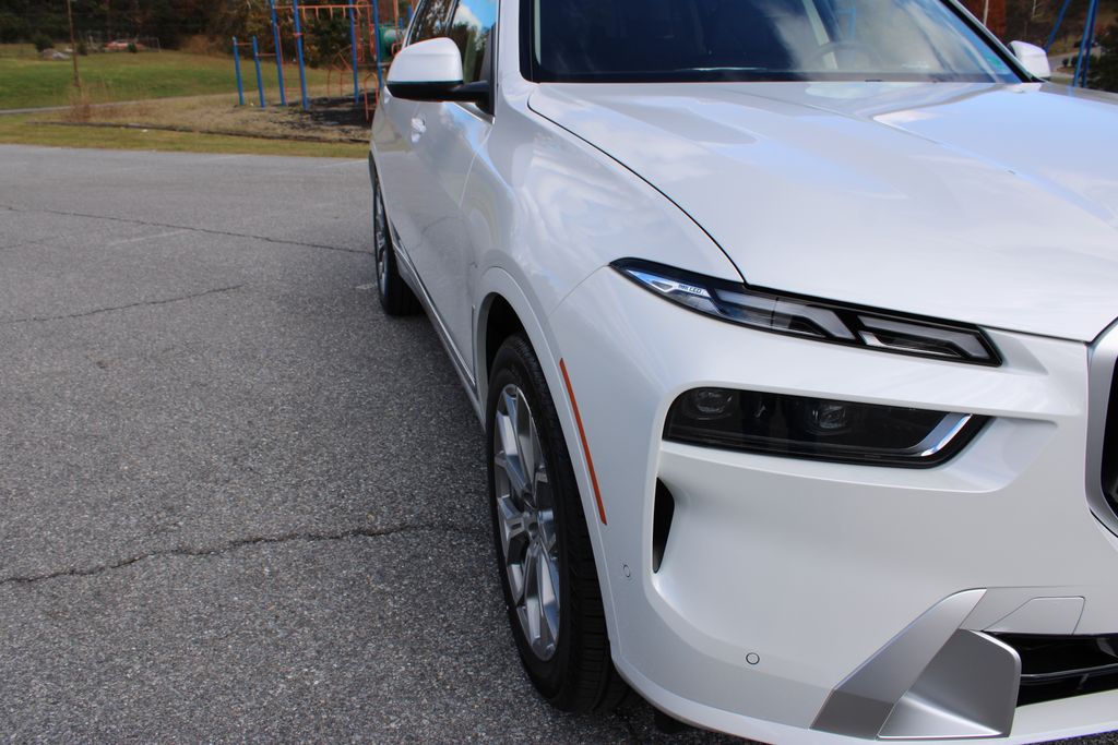 2026 BMW X7 xDrive40i Image 5 of 56