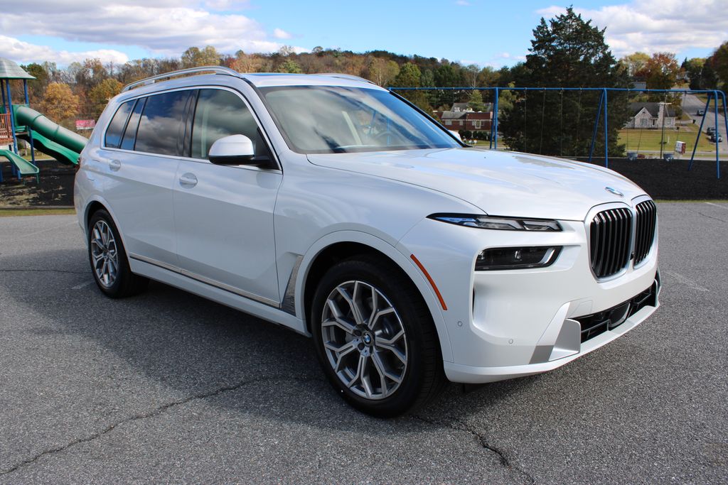 2026 BMW X7 xDrive40i Image 4 of 56