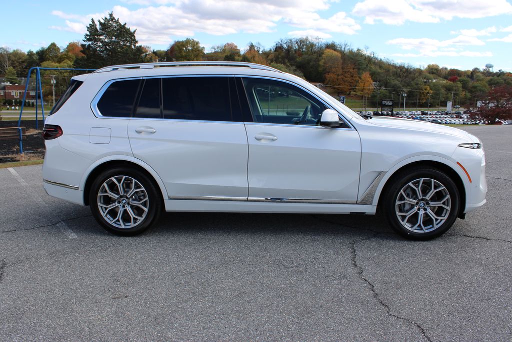 2026 BMW X7 xDrive40i Image 6 of 56