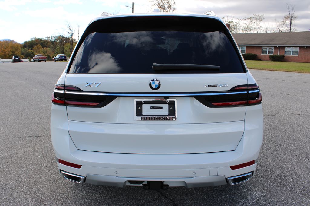 2026 BMW X7 xDrive40i Image 8 of 56