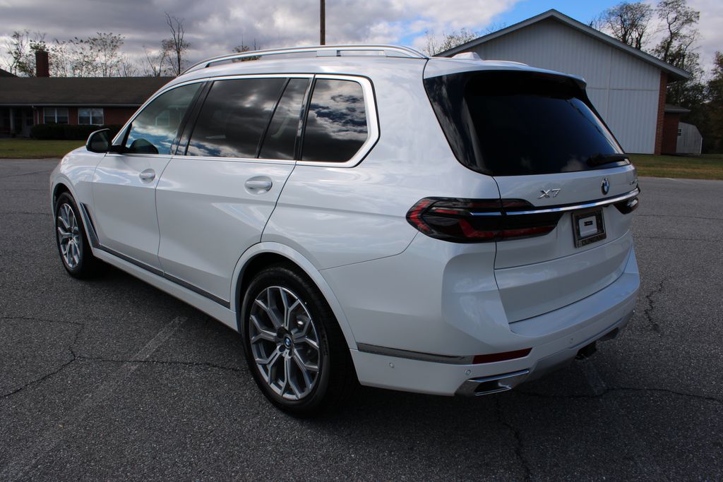 2026 BMW X7 xDrive40i Image 9 of 56