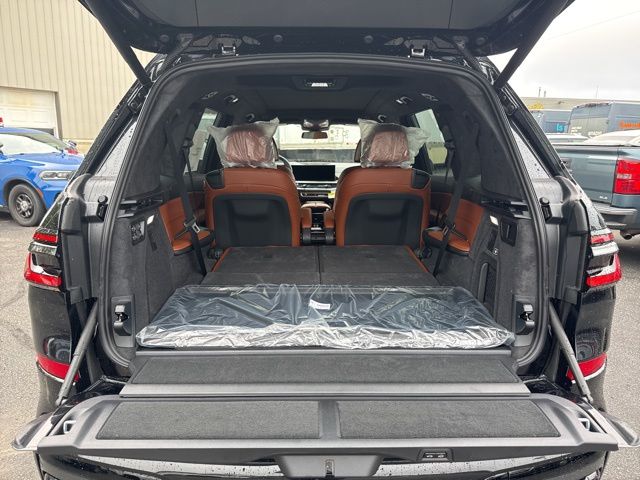2026 BMW X7 xDrive40i Image 7 of 41
