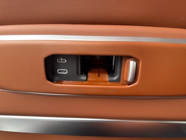 2026 BMW X7 xDrive40i Image 33 of 41