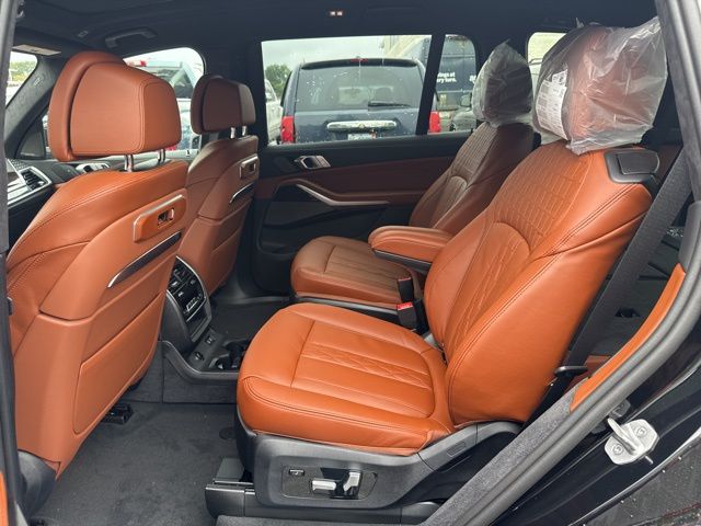 2026 BMW X7 xDrive40i Image 10 of 41