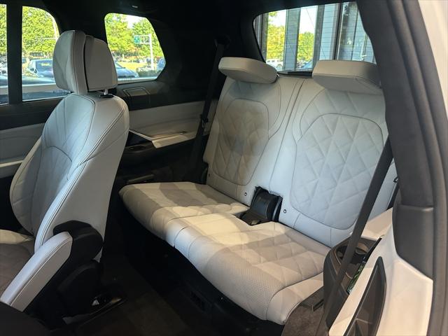 2026 BMW X7 xDrive40i Image 9 of 16