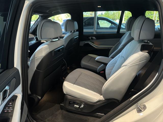 2026 BMW X7 xDrive40i Image 10 of 16
