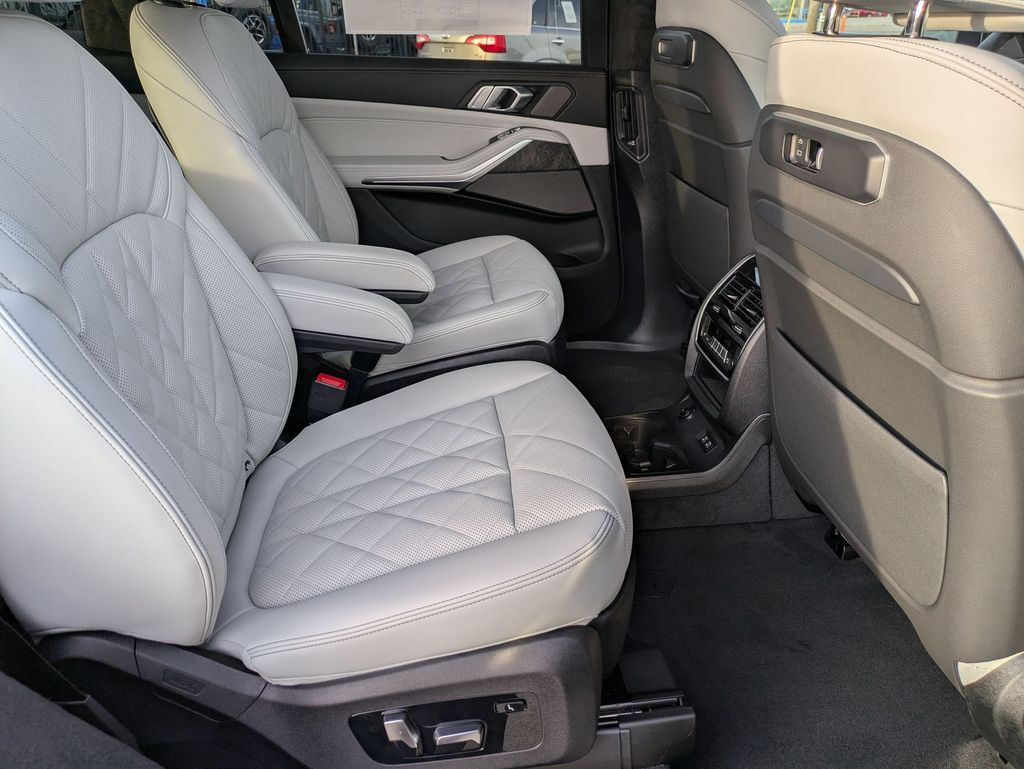 2026 BMW X7 xDrive40i Image 11 of 28