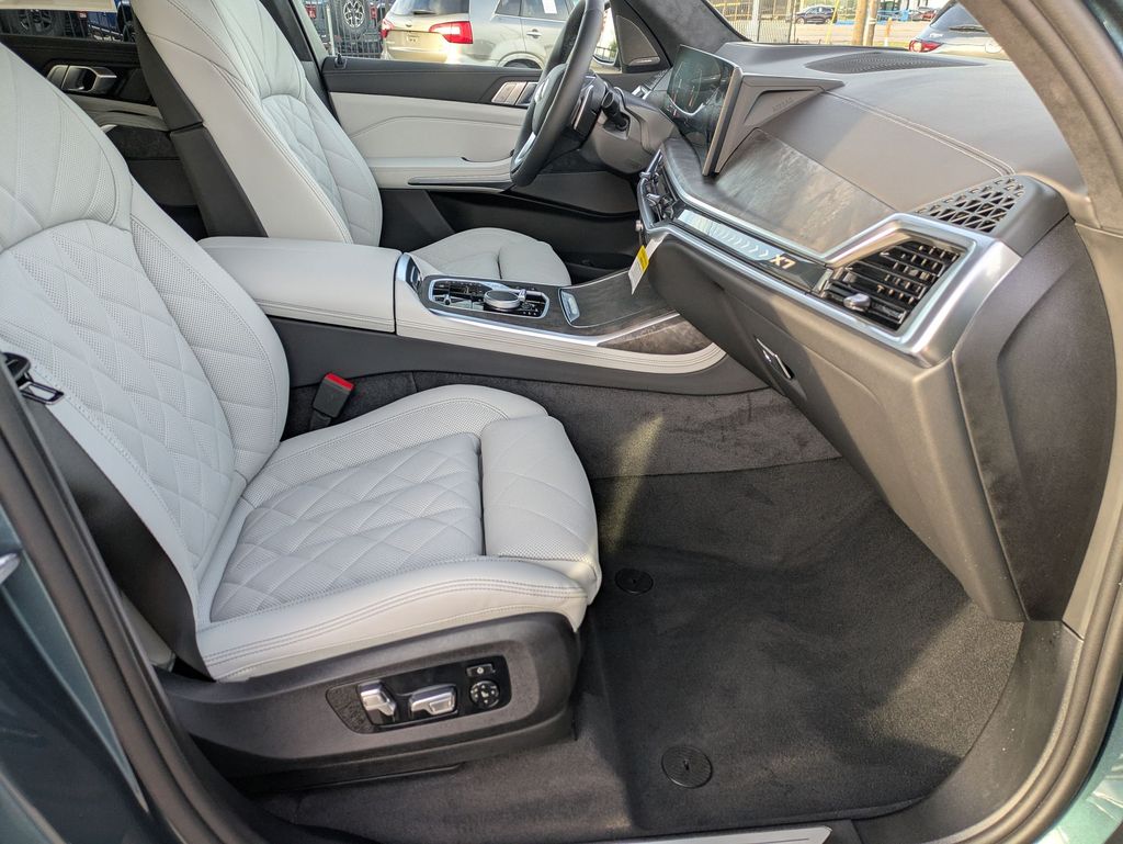 2026 BMW X7 xDrive40i Image 14 of 28