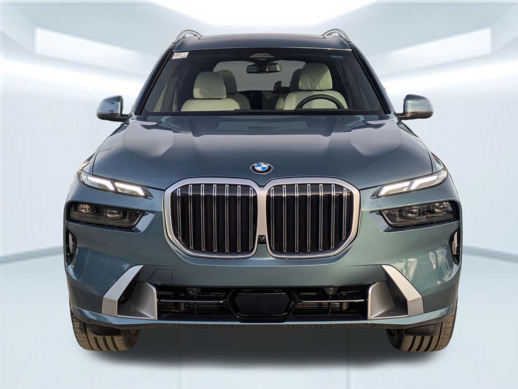 2026 BMW X7 xDrive40i Image 2 of 28