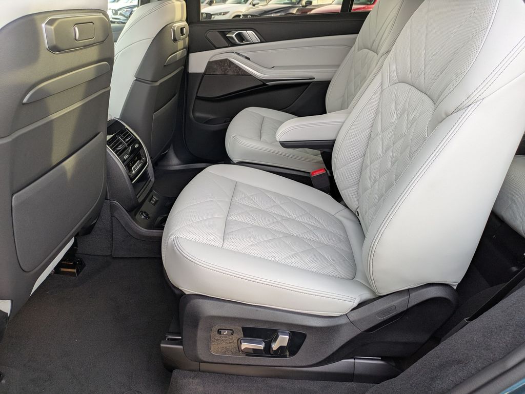 2026 BMW X7 xDrive40i Image 12 of 28