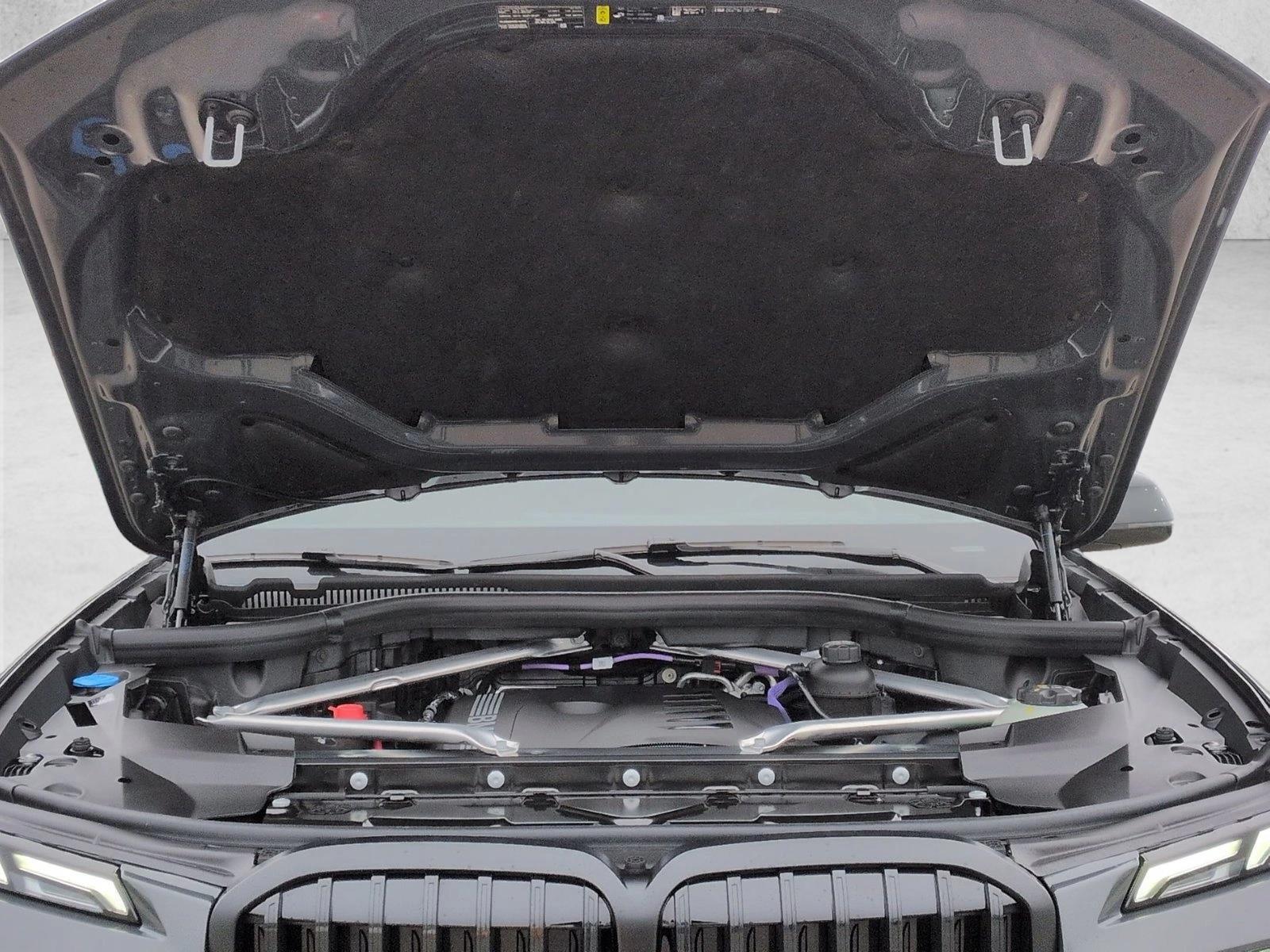 2026 BMW X7 xDrive40i Image 8 of 18