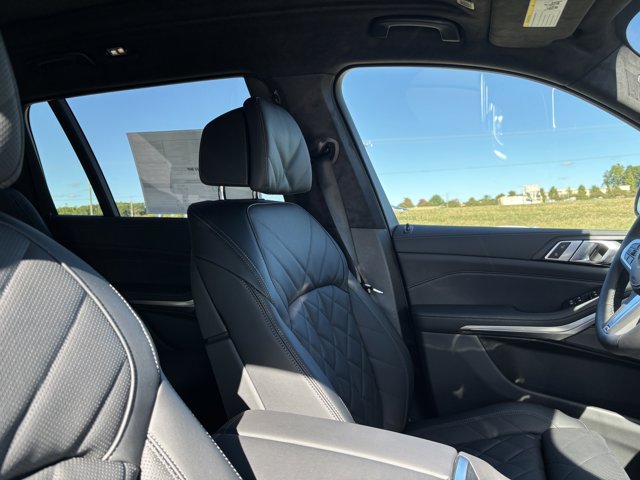 2026 BMW X7 xDrive40i Image 14 of 37
