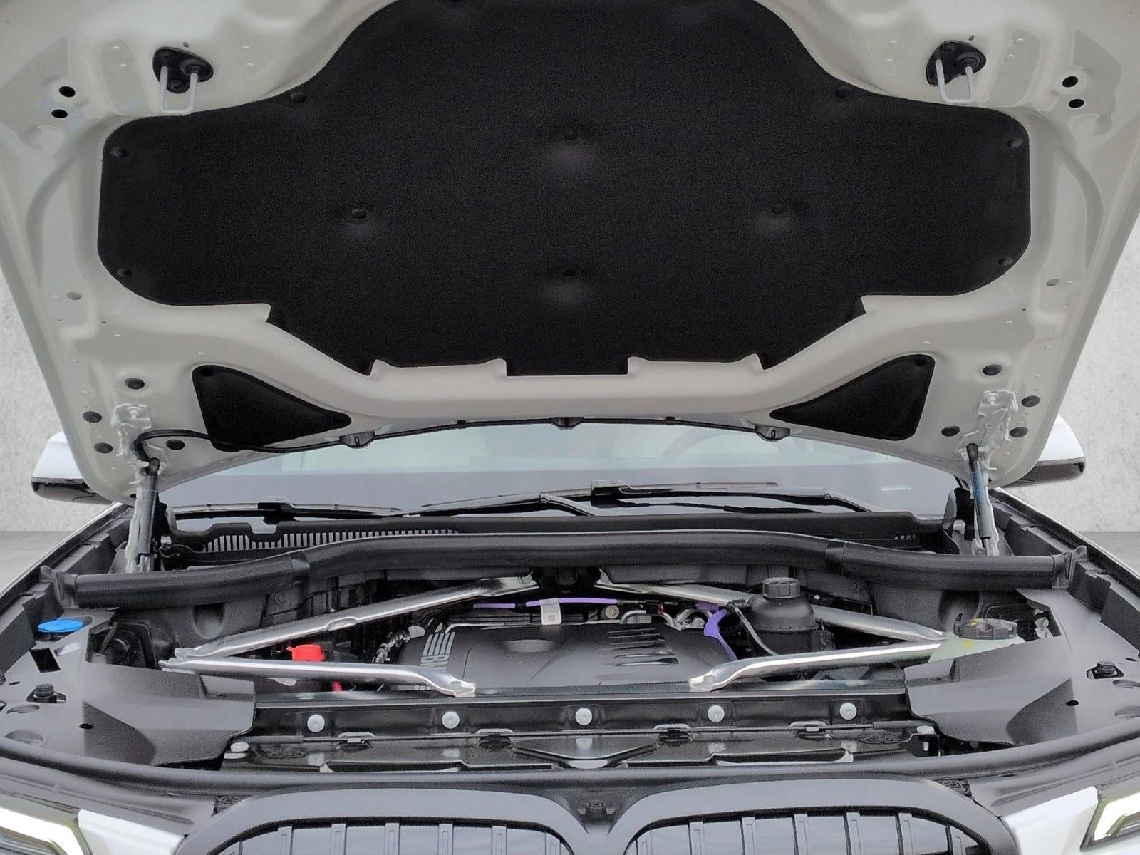 2026 BMW X7 xDrive40i Image 8 of 18