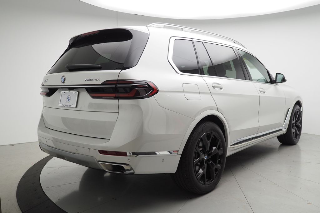 2026 BMW X7 xDrive40i Image 3 of 23